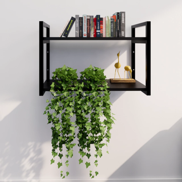 Prateleira industrial com livros e plantas